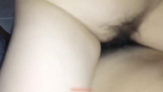 巨乳の美しい妻が、寝取られた夫に連れてこられた友人と自宅でセックスしているところを、夫が撮影したところを少し恥ずかしそうに避け、二人は交代で妻を犯した。