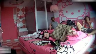 Um raro quarto rosa em um pequeno hotel foi fotografado secretamente de um casal de irmãos em férias. Quando eles estavam saindo, percebi que o jovem estava vestido em um estilo estrangeiro e parecia bem descolado.