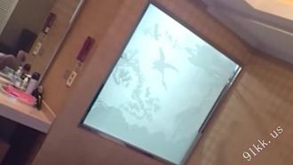 Il ricco uomo d'affari di mezza età ha una relazione con sua moglie, una giovane donna, e lo zio del suo amante, che è un vecchio autista, lecca il suo BB con un suono chiaro e chiaro, e la troia urla in estasi e vuole scopare lei quanto vuole.