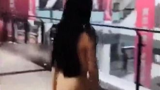 Durante il periodo di prevenzione dell'epidemia, la celebrità 91 di Twitter ha sfoggiato il suo profumo di ciliegia ed era completamente nuda in pieno giorno indossando solo una maschera.