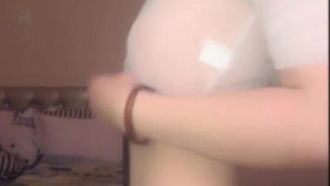 [Fuite d'une ancre chinoise] Une jolie fille avec une belle apparence et des lunettes enfile une tenue sexy et séduisante et se masturbe. Elle enlève le string et JJ la pénètre en gros plan. Si vous aimez ça, ne manquez pas. le sexe salope.