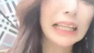 Ein Mädchen mit gutem Aussehen und einer versauten Masturbationsshow im Freien. Sie spritzt auf einem Straßenstuhl in grauen Seidenstrümpfen. Wenn es Ihnen gefällt, sollten Sie sich den versauten Dialog nicht entgehen lassen.