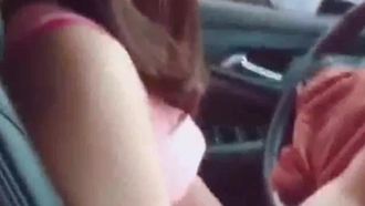 Водительские права сексуальной и красивой молодой женщины и секс в автобусе