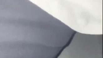 L'ancora con le grandi gambe bianche, Hello, è così affascinante. Si è esposta all'aperto, ha spruzzato acqua direttamente sui passanti per strada, ha bevuto urina dal vivo con due commessi uomini.