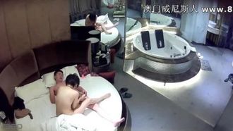 身材苗条皮肤白嫩短发小欲女喜欢大屌把男友肉棒套上一个大套子坐插爽的欲仙欲死表情淫荡射嘴里对白淫荡