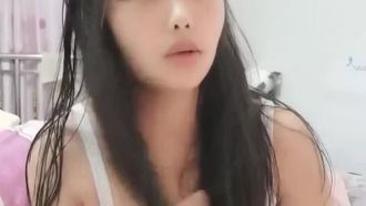 哺乳期的小少妇激情啪啪，奶子不挤都流奶水，各种姿势抽插