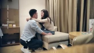 La ragazza tigre bianca è tornata, regalando fiori alla bella donna, i seni migliori, una bellezza civettuola