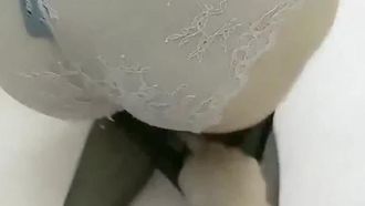 Una bellezza sexy in calze nere e uniforme è stata presa in giro dal suo padrone di casa per decine di migliaia di dollari per una casa. Ha iniziato a dimenarsi e ha rifiutato, ma la sua figa è stata toccata alcune volte attraverso la biancheria intima e ha perso completamente il controllo.