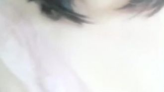 인터넷 생방송 중 가장 멋진 모습을 보였던 요녀석 아기가 야외 공원에서 남자들 앞에 모습을 드러낸 뒤, 대중 앞에서 물을 뿌리고 남자들이 자신의 가슴을 만지도록 했다.