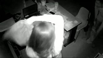 Камера компании была взломана и запечатлела менеджера и клерка в цветочном платье, смотрящих порнографические фильмы на компьютере после работы, изучающих сексуальные движения и занимающихся сексом за столом.