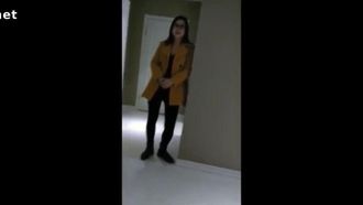 La bella insegnante che non poteva ripagare il prestito ad un alto tasso di interesse non aveva altra scelta che indossare calze nere e usare il suo corpo per saldare il debito.