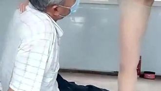 La guarra presentadora seduce a dos viejos que pastorean vacas en el campo, se folla el ojete en medias en un trío y se masturba cuando aún no está satisfecha.