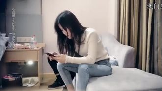 黄さんはジーンズと白い服を着た女の子と約束をし、ハイヒールとナースのセクシーな衣装を着た