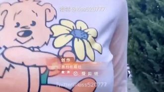 완벽한 몸매와 G 가슴을 가진 어린 소녀 Luo Zixi는 야외에서 다양한 소품으로 자위를하고 오이를 너무 세게 찔러 질액이 바닥 전체에 흘러 넘칩니다 2