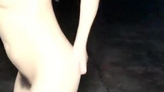 La donna più lussuriosa [Seducente Queen Vixen] ha un rapporto all'aperto senza preservativo da dietro e continua a gemere