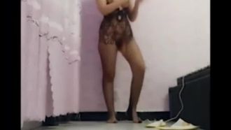 La dernière collection de vidéos de danse nue au lait de soja à grande échelle de salopes et de salopes exécutant divers styles de musique de danse dans des costumes étranges. Recommandé pour les fans de danse professionnels.