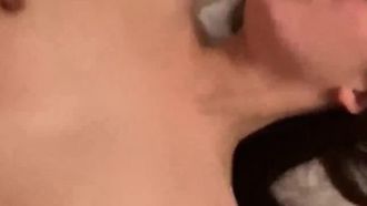 [Risorse trapelate] È trapelato un selfie di una coppia che fa sesso. Il viso della bella donna era arrossato e sembrava molto soddisfatta.