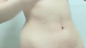 [Conduttrice cinese trapelata] Una bella ragazza si masturba con il suo giocattolo personale Qiqi Dopo aver fatto il bagno in bagno, indossa una gonna corta sul divano e JJ la cavalca e la scopa. È molto allettante Esso.