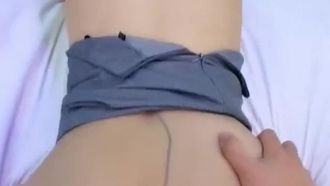 호텔 웨이터가 아주 섹시한 옷을 입고 이불과 이불을 갈아주려고 방에 들어와서 욕조를 닦고 몸을 적시더니 속옷을 침대에 꽂아놓고 나한테 입으로 줘서 기분이 정말 좋았다.