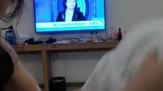 Sal con un fan en un hotel de aguas termales, [Millennium Fox], una bella joven de piernas largas, sexo de aguas termales, dos tragos seguidos, disfrutará haciendo el amor con la guarra.