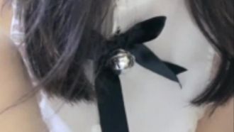 La dolce e bella ragazza Jiu'er si masturba con degli oggetti di scena. Apre le mutandine e usa un massaggiatore per vibrare la sua figa e infilarselo nella testa. È molto allettante.