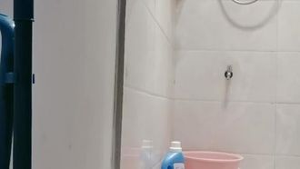 La cousine rose frotte son prépuce avec ses mains et fait une petite branlette espagnole et une pipe + un gros plan de Guanyin assis en lotus et creampied à l'intérieur