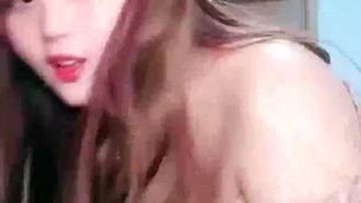 La cousine vierge incestueuse d'une jolie fille se fait baiser sans préservatif, baisée et avalée de sperme