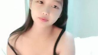 童颜大奶少妇刚生完孩子还在哺乳期复出，各种抽插爆草呻吟，奶水很足还拿道具自慰骚逼