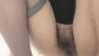 Alla fine il perverso servizio clienti delle telecomunicazioni ha preso il fratello di un collega e ha fatto sesso appassionato con una giovane donna sexy in bagno.