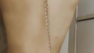 La mejor perra diosa está entrenada para ser obligada a chorrear y llegar al clímax, atada y expuesta.