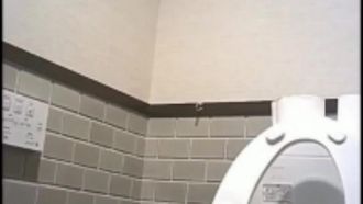 Un nuevo sitio web externo ha filtrado un vídeo secreto de una hermosa chica sentada en un baño en un centro comercial. Una chica sexy y peluda con medias negras tiene los pies desgastados por tacones altos y lleva un parche hemostático.