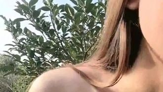 Sesso all'aperto, sesso selvaggio in campagna, culo nudo e bellissimo, senza preservativo, da dietro