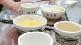 大排档醉酒后淫乱【户外姐妹】醉酒后飙歌，随后乱性，凳子顶住门口2男2女狂飙大战！