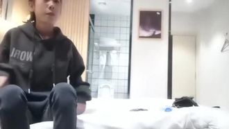 Nous nous sommes rencontrés dans un hôtel et avons filmé en secret une jeune étudiante travaillant à temps partiel, portant des bas noirs et se faisant violer dans divers postes audiovisuels.