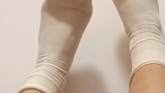 Los pies pequeños de una chica de secundaria