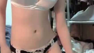 그 소녀는 당신에게 보여주기 위해 옷을 벗는다 01