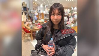 FC2PPV 4440132 [Nein/Erster Schuss] *Erste Erfahrung! Mana-chan (18), die keine Erfahrung mit dem Tragen von Erdbeerhosen hat, darf von einem Mann ohne Erfahrung machen, was er will, und spritzt sogar in sie hinein. Text: