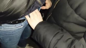Scopata improvvisa e rischiosa davanti a un bar pubblico