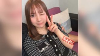 FC2PPV 4567390 Massives Squirten! Mayumi-chan, die in einem seriösen und höflichen großen Restaurant arbeitet, erscheint in einem frechen Video für Erwachsene. Nachdem Sie dem Vergnügen nachgegeben und wiederholt in die Vagina gespritzt haben, wird in der Vagina eine große Menge Creampie erzeugt.