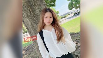 FC2PPV 4579595 首次拍摄/脸部登场！限时3天！超短裙露出光腿的美女造型师！ ！当你刺激她过于敏感的纤细身体时，她吹遍全身，弄湿了床，连续射了两次！ ！