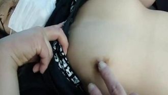 私の女性は車の中で楽しんでいる。