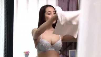 向かいの部屋の巨乳美女の生着替えを覗いていると… 3