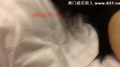 又一性感漂亮的白领美女吃完饭陪同事逛夜店时不小心被灌醉