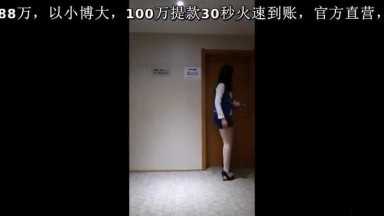 大波美女为钱接私拍 衣服换了三套以上还被摄影师掰穴