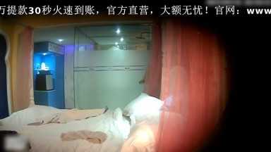 样貌漂亮清纯又水嫩的年轻美女酒店被男友压平双腿用力抽插 每一下都用力的干到底 操的嗷嗷叫