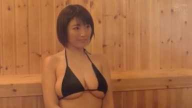 最近通い始めたヨガ教室の混浴サウナで偶然知り合った妻の友人と… 松本菜奈実