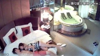 喷血推荐-高颜值极品长发美女被网友用尽全力干到高潮内射后,美女淫欲未尽把鸡巴舔硬自己坐上去拼命的扭动!1