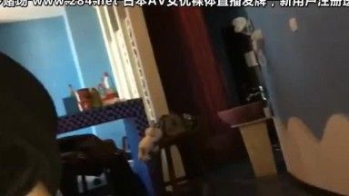 家境不错的大鸡巴哥餐厅搭讪个正在玩手机的妹子回家啪啪720P高清无水印