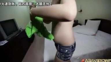 广州找的欧洲混血儿約炮白嫩美乳样子可愛萝莉正妹，积极配合大鸡巴干的很有力