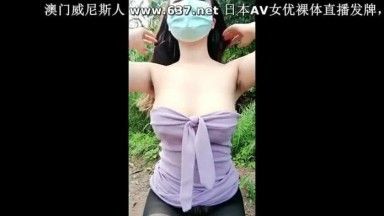 极品爆乳美少妇开裆黑丝下乡猎物，勾引耕地大爷。